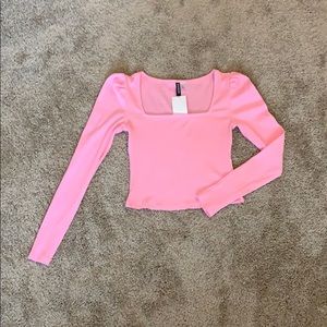 NEVER WORN Pink ribbed slightly cropped top.